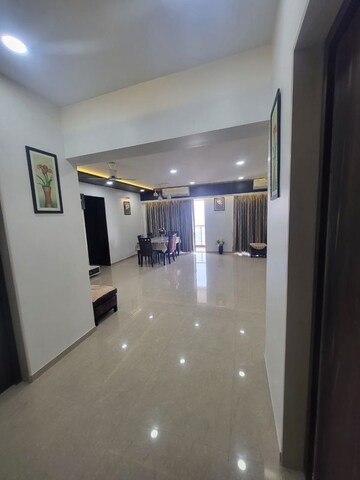 Room in 4 BHK Apartment at JP Decks, Goregaon East – for Rent