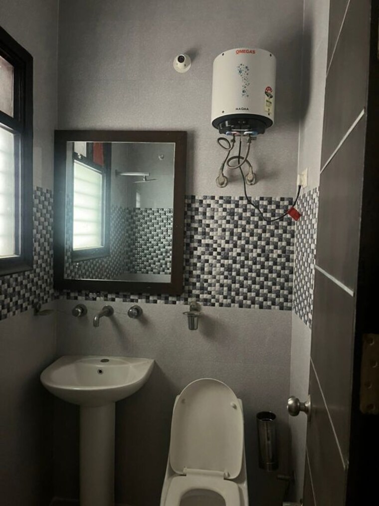 Attached Bathroom, sector 14 4 Bedroom 2200 Sq.Ft. Builder Floor In Sector 14 Gurgaon 9825729
