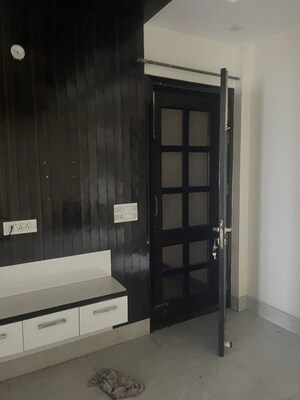 Room in 4 BHK Builder Floor at Sector 14 – for Rent