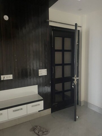 Room in 4 BHK Builder Floor at Sector 14 – for Rent