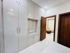 Room in 5 BHK Builder Floor at Sector 25 – for Rent