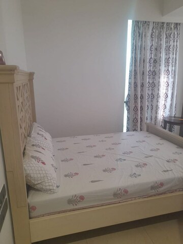 Bedroom in 2 BHK Apartment at Khar West – for Rent