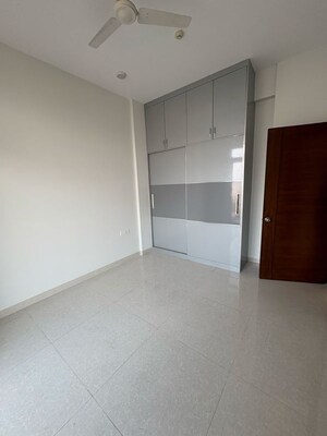 Room in 4 BHK Apartment at Indiabulls Enigma, Vishnu Garden – for Rent