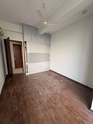 Room in 4 BHK Apartment at Indiabulls Enigma, Vishnu Garden – for Rent