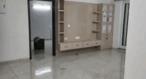 Room in 3 BHK Apartment at Gomti Nagar – for Rent
