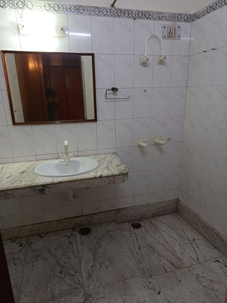Bathroom, arun-vihar-sector-37 2 Bedroom 1200 Sq.Ft. Independent House In Sector 37 Noida 9825935