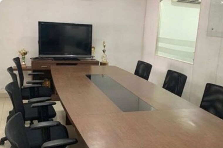 Team Area, hazratganj Commercial Office Space 1165 Sq.Ft. In Hazratganj Lucknow 9825953