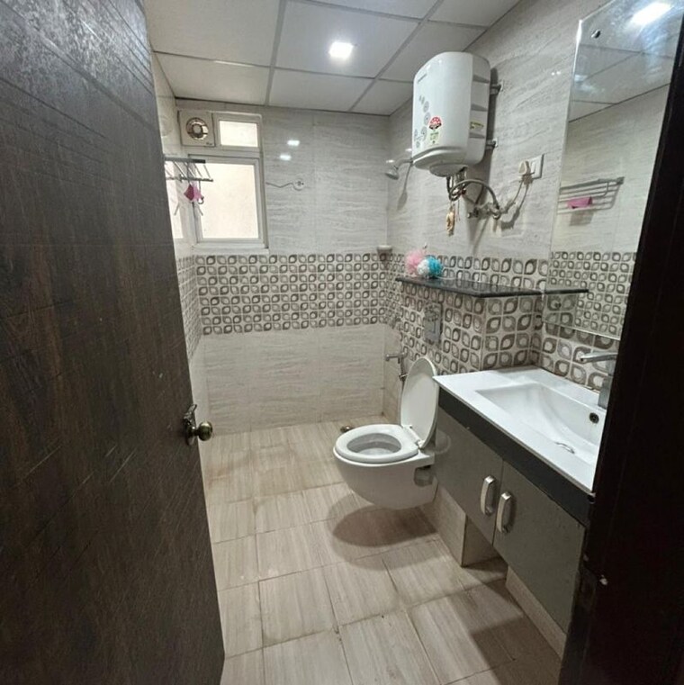 Bathroom, mi-rustle-court 3.5 Bedroom 2350 Sq.Ft. Apartment In Malesemau Lucknow 9825956