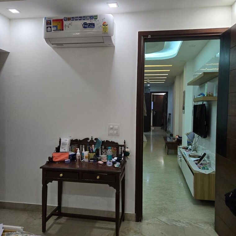  Parking, kalkaji 2 Bedroom 900 Sq.Ft. Builder Floor In Kalkaji Delhi 9825991