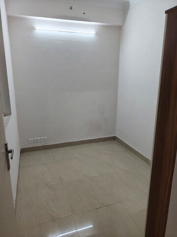Room in 2 BHK Apartment at Gaur City 2 - 14th Avenue, Sector 16c Greater Noida – for Rent