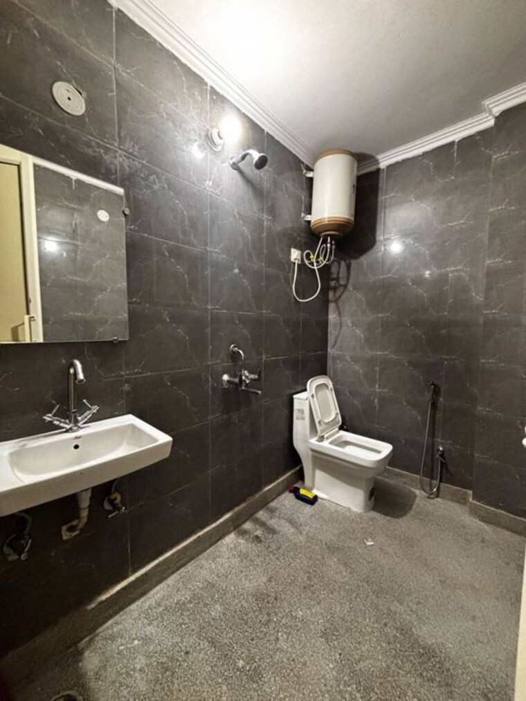 Bathroom, saket 1 Bedroom 500 Sq.Ft. Apartment In Saket Delhi 9826052
