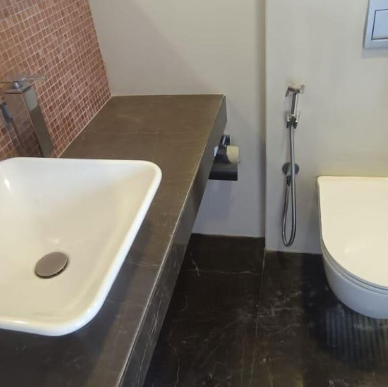 Bathroom, indiabulls-blu 3 Bedroom 1500 Sq.Ft. Apartment In Upper Worli Mumbai 9826111