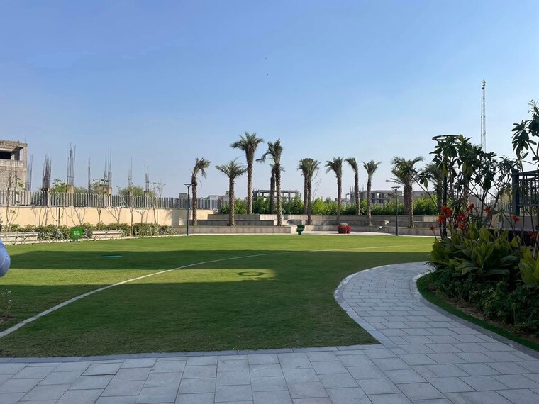 Garden, bptp-amstoria 4 Bedroom 3560 Sq.Ft. Builder Floor In Sector 102 Gurgaon 9826116