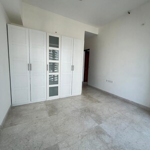 Room in 3 BHK Apartment at Indiabulls Blu, Upper Worli – for Rent