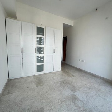 Room in 3 BHK Apartment at Indiabulls Blu, Upper Worli – for Rent