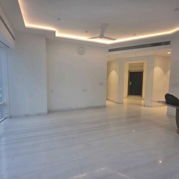 Room in 3 BHK Apartment at Indiabulls Blu Tower A, Worli – for Rent