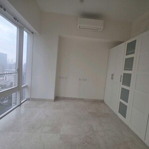 Room in 3 BHK Apartment at Indiabulls Blu Tower A, Worli – for Rent
