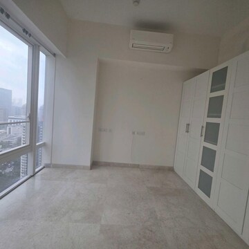Room in 3 BHK Apartment at Indiabulls Blu Tower A, Worli – for Rent
