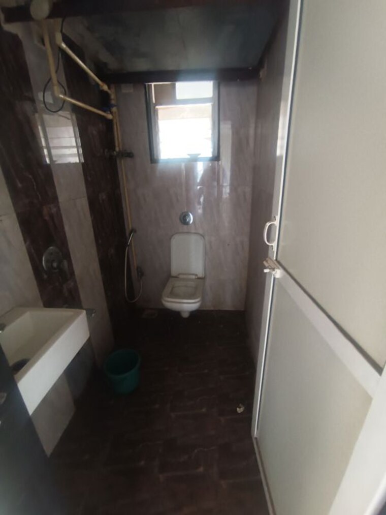 Bathroom, lotus-lotus-link-square 3.5 Bedroom 1700 Sq.Ft. Apartment In Malad West Mumbai 9826148