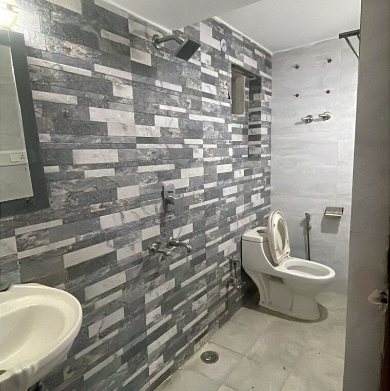 Bathroom, kalkaji 3 Bedroom 1300 Sq.Ft. Apartment In Kalkaji Delhi 9826169