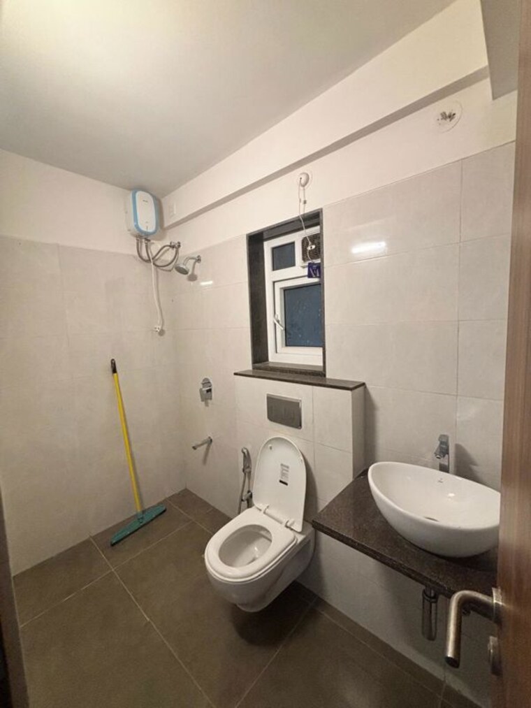 Bathroom, shapoorji-pallonji-bkc-28 2 Bedroom 740 Sq.Ft. Apartment In Bandra East Mumbai 9826160