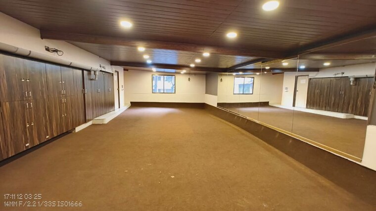  Parking, andheri west Commercial Showroom 4000 Sq.Ft. In Andheri West Mumbai 9826179