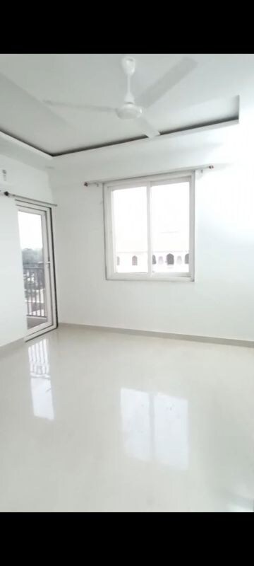 Room in 3 BHK Apartment at Mansarovar – for Rent