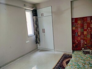 Room in 3 BHK Apartment at Mansarovar – for Rent