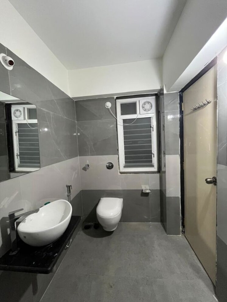 Bathroom, goregaon-west-view-chs 3 Bedroom 1000 Sq.Ft. Apartment In Goregaon West Mumbai 9826211