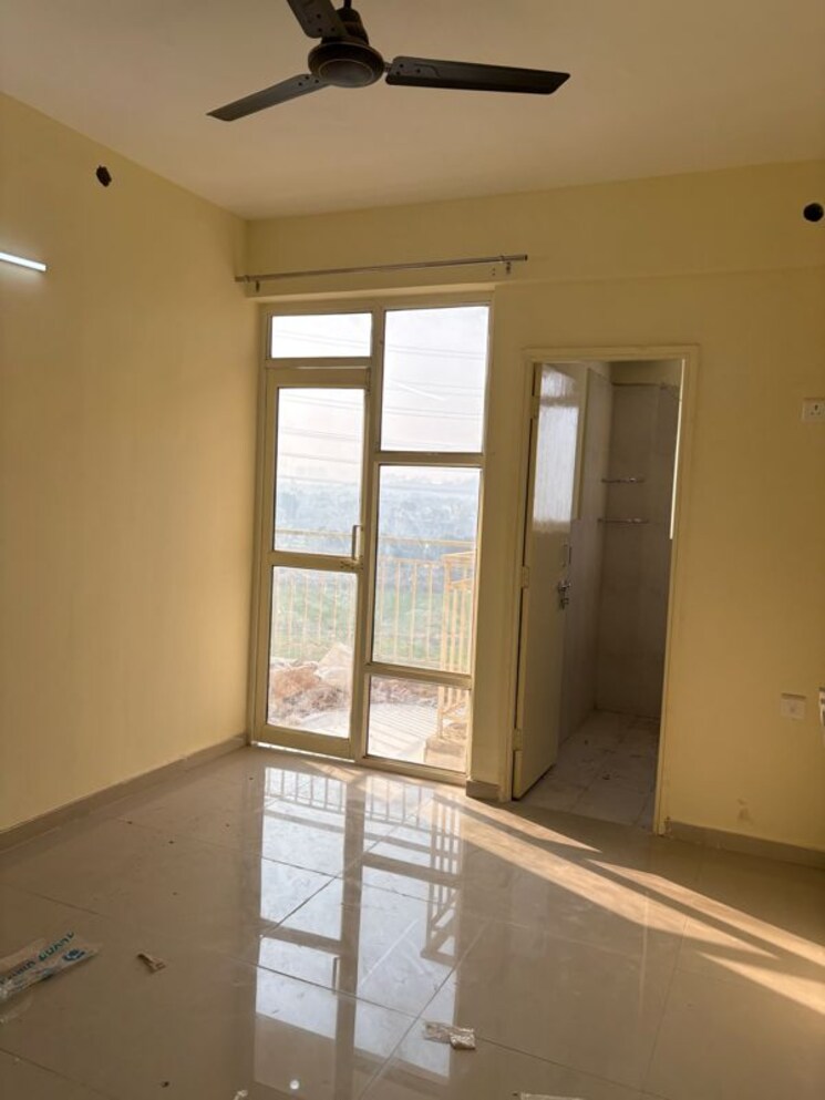 Room, pyramid-altia 2.5 Bedroom 800 Sq.Ft. Apartment In Sector 70a Gurgaon 9826243