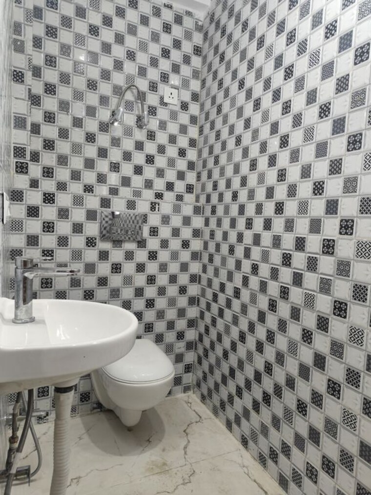 Attached Bathroom, sarita vihar 1 RK 350 Sq.Ft. Independent House In Sarita Vihar Delhi 9826293