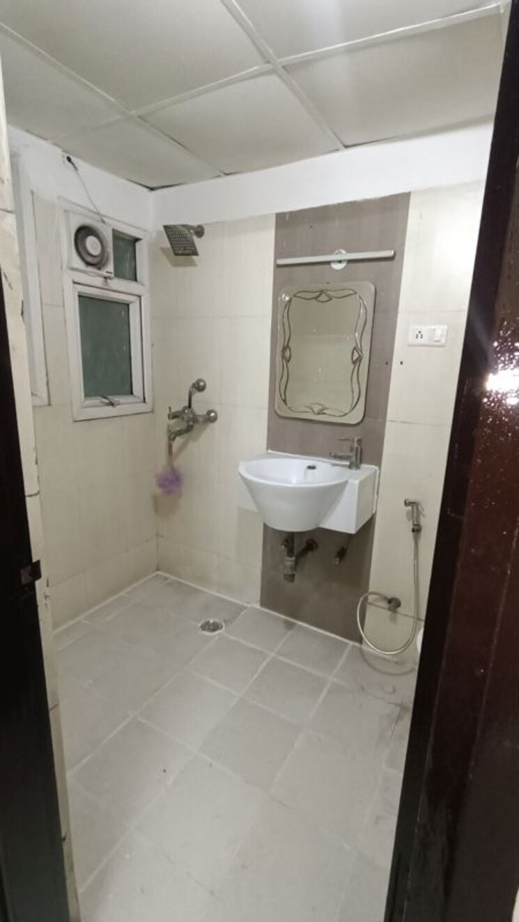 Bathroom, aditya-celebrity-homes 3 Bedroom 1650 Sq.Ft. Apartment In Sector 76 Noida 9826337
