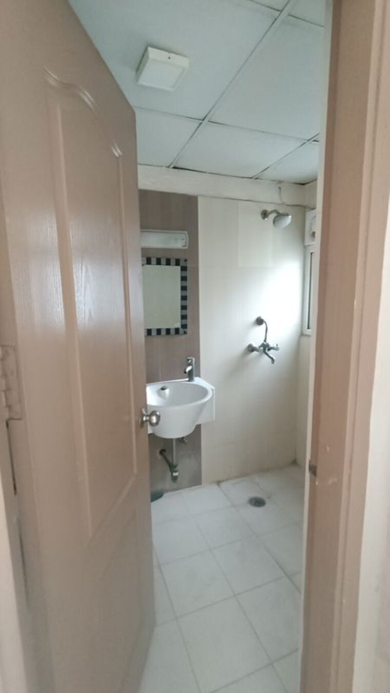Bathroom, aditya-celebrity-homes 3 Bedroom 1650 Sq.Ft. Apartment In Sector 76 Noida 9826340