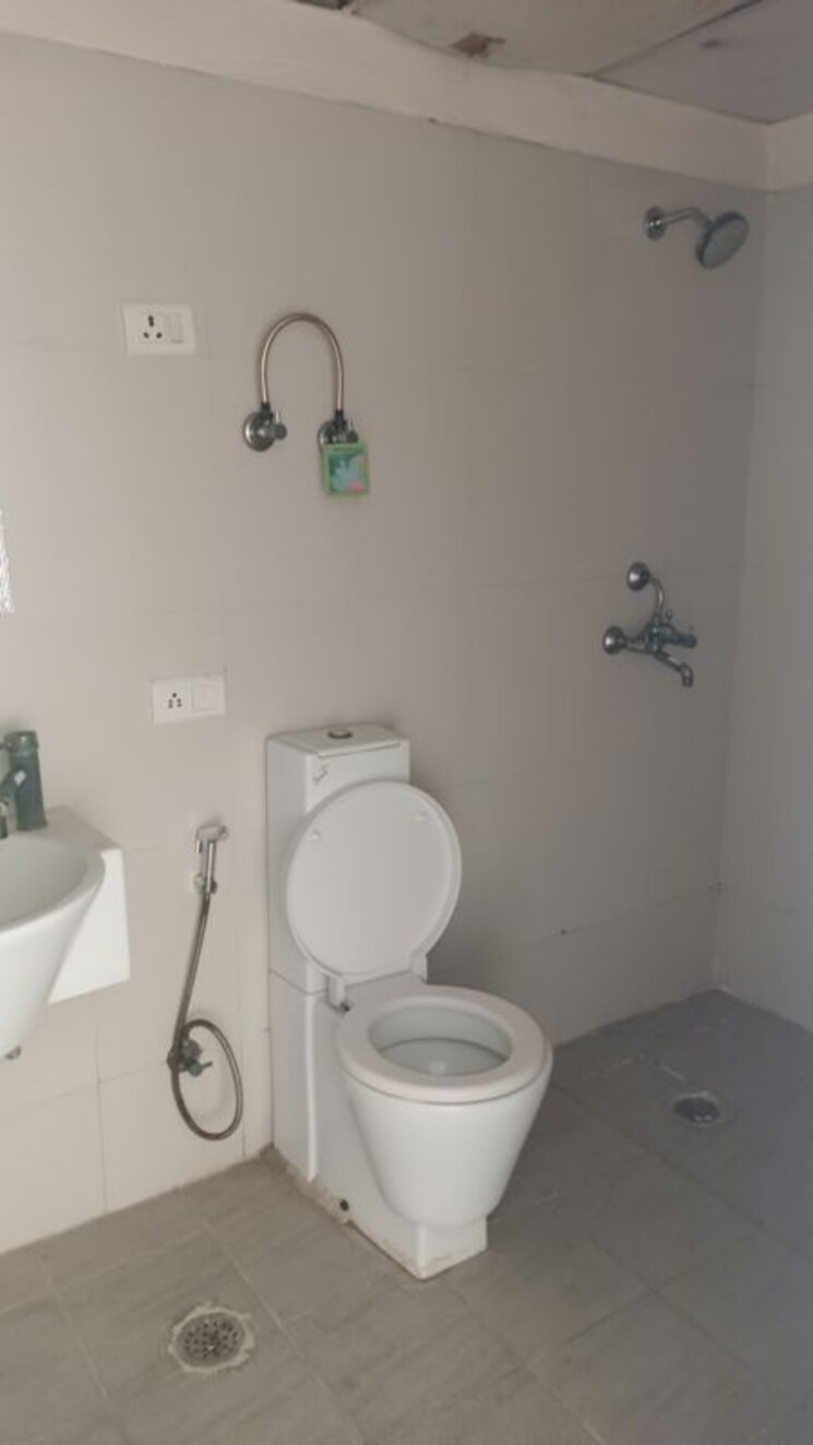 Bathroom, aditya-celebrity-homes 3 Bedroom 1650 Sq.Ft. Apartment In Sector 76 Noida 9826340