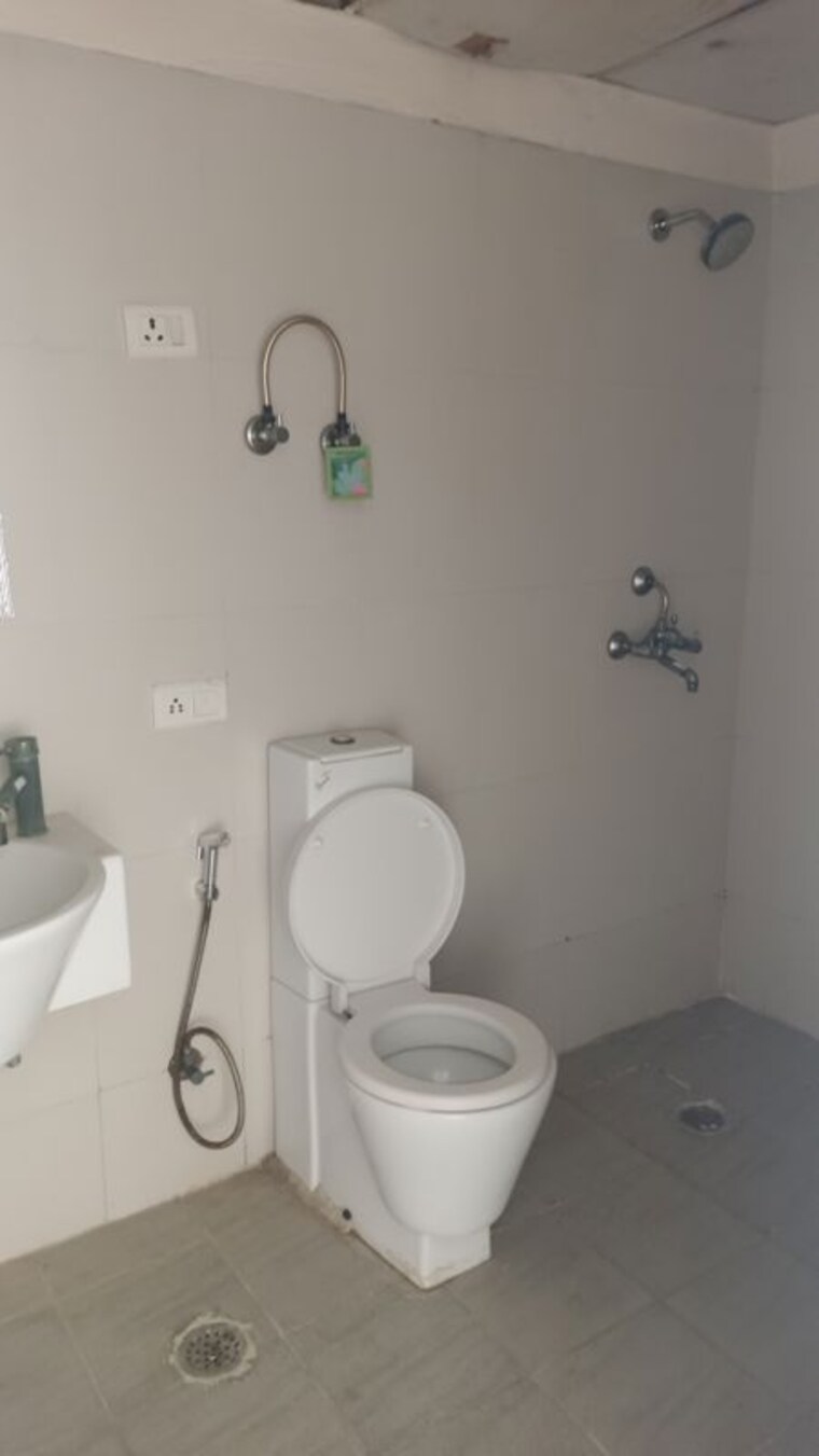 Bathroom, aditya-celebrity-homes 3 Bedroom 1650 Sq.Ft. Apartment In Sector 76 Noida 9826340