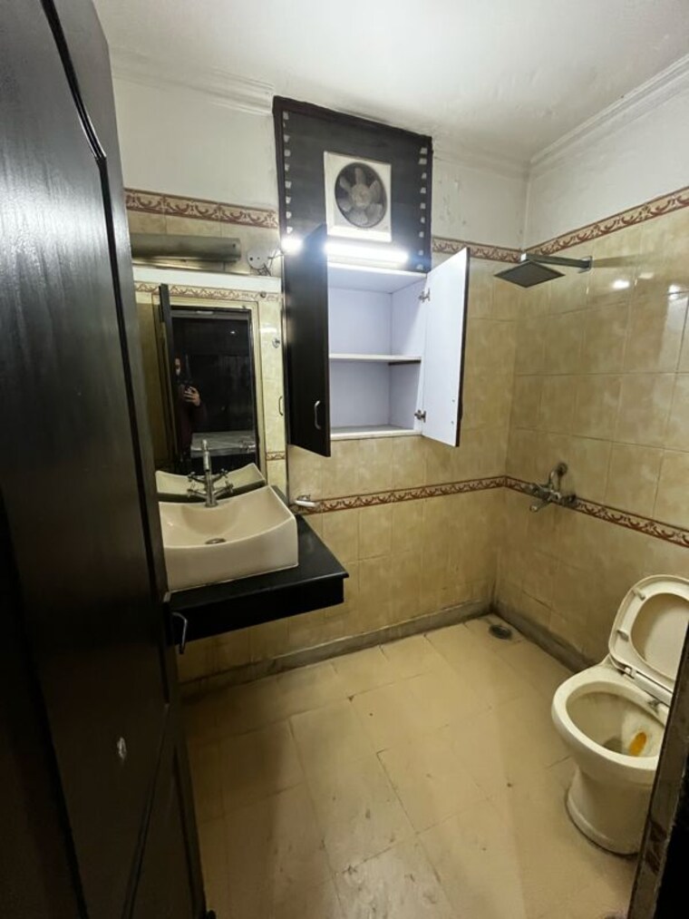 Bathroom, sushant lok i 3 Bedroom 1745 Sq.Ft. Builder Floor In Sushant Lok I Gurgaon 9826342