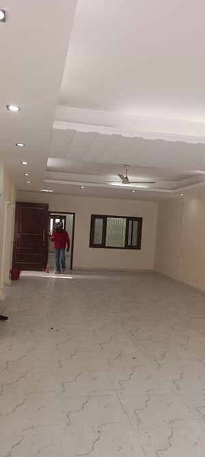 Parking in 3 BHK Independent House at Sector 55 – for Rent