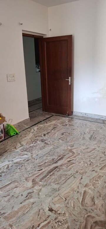 Room in 3 BHK Builder Floor at Vasant Kunj – for Rent