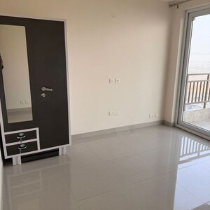 Room in 4 BHK Apartment at Adani Oyster Grande Phase 2, Sector 102a – for Rent