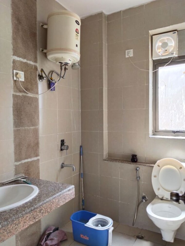 Bathroom, unitech-uniworld-gardens-2 3 Bedroom 1745 Sq.Ft. Builder Floor In Sector 47 Gurgaon 9826643