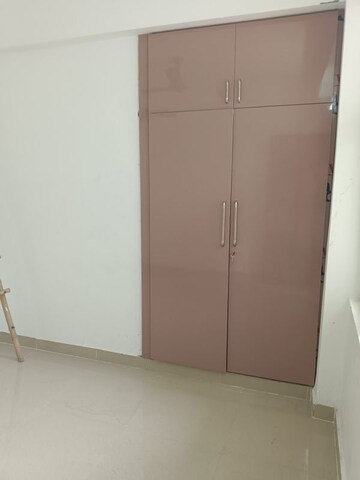 Room in 3 BHK Apartment at Sector 16c Greater Noida – for Rent