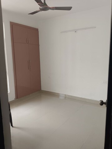 Room in 3 BHK Apartment at Sector 16c Greater Noida – for Rent