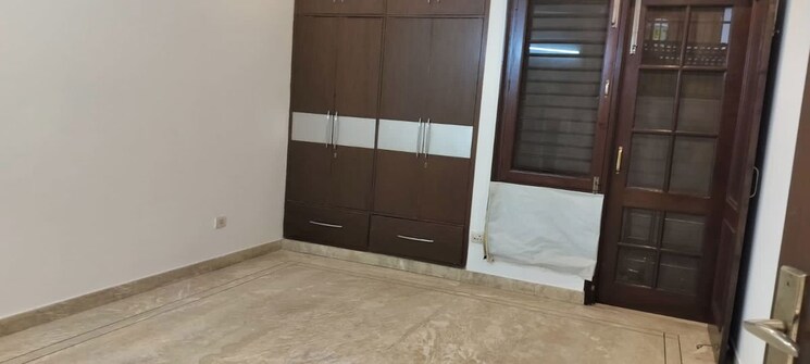 Room, sector 46 6+ Bedroom 200 Sq.Mt. Villa In Sector 46 Noida 9826746