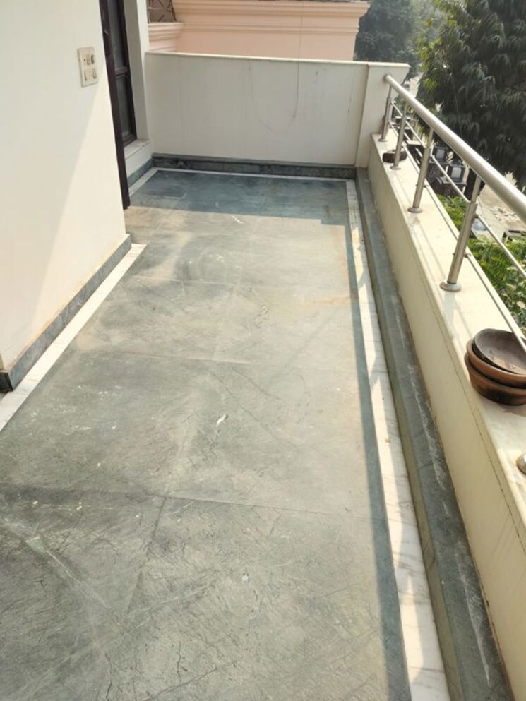 Balcony, sector 46 6+ Bedroom 200 Sq.Mt. Villa In Sector 46 Noida 9826746