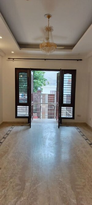Room in 6+ BHK Villa at Sector 46 – for Sale