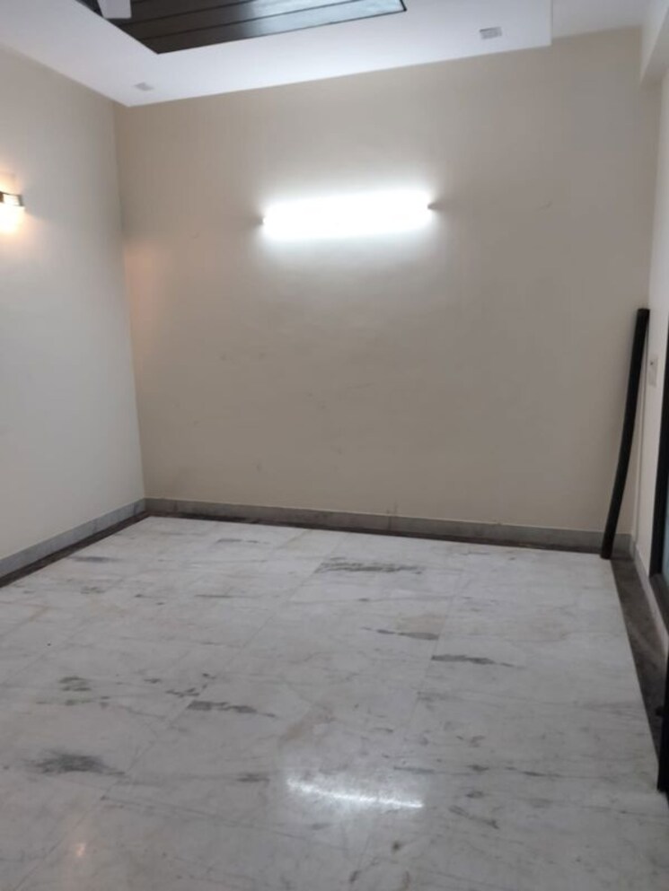 Room, sector 46 6+ Bedroom 200 Sq.Mt. Villa In Sector 46 Noida 9826746