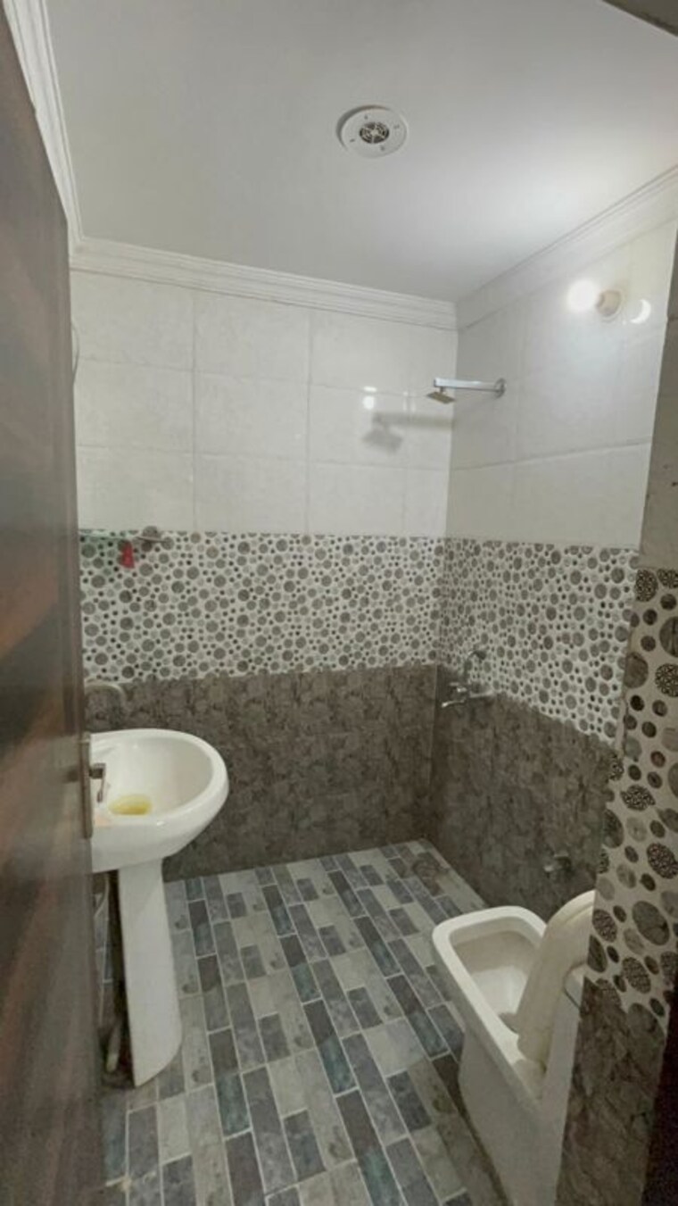 Bathroom, green fields colony 4 Bedroom 285 Sq.Yd. Builder Floor In Green Fields Colony Faridabad 9826780
