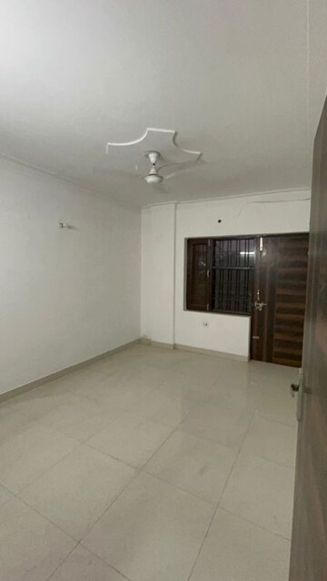 Room in 4 BHK Builder Floor at Green Fields Colony – for Rent
