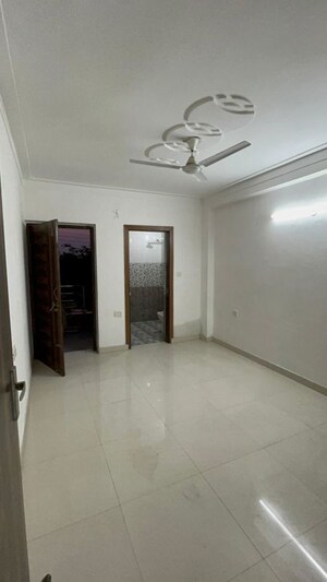 Room in 4 BHK Builder Floor at Green Fields Colony – for Rent