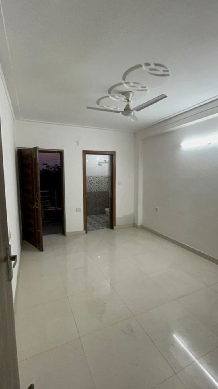 Room, green fields colony 4 Bedroom 285 Sq.Yd. Builder Floor In Green Fields Colony Faridabad 9826780